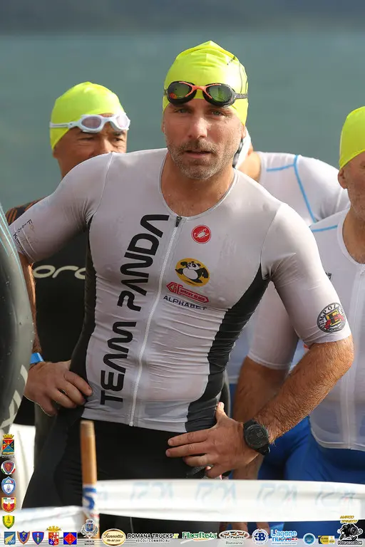 Giacomo del Team Panda con cuffia e occhialini prima della frazione di nuoto