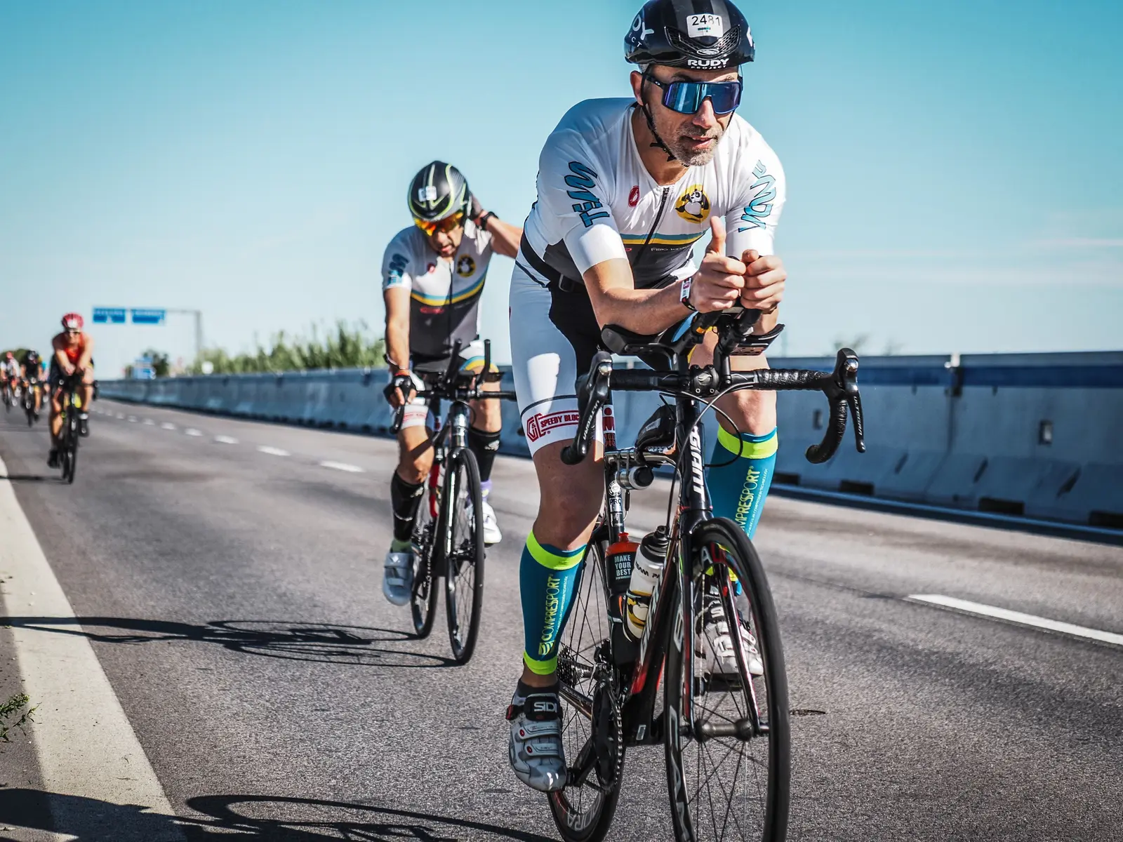 Gruppo di ciclisti Team Panda compatto durante una gara su strada