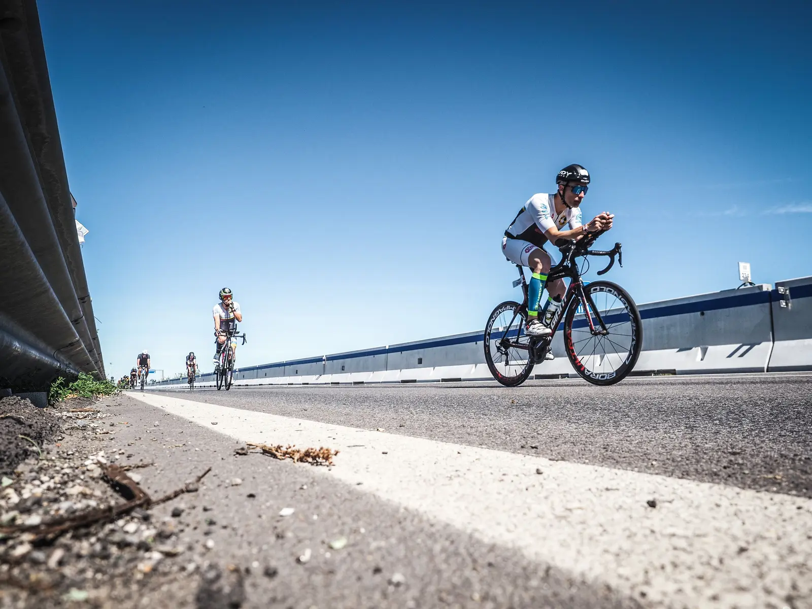 Atleta Team Panda in bicicletta sul percorso lungo il mare