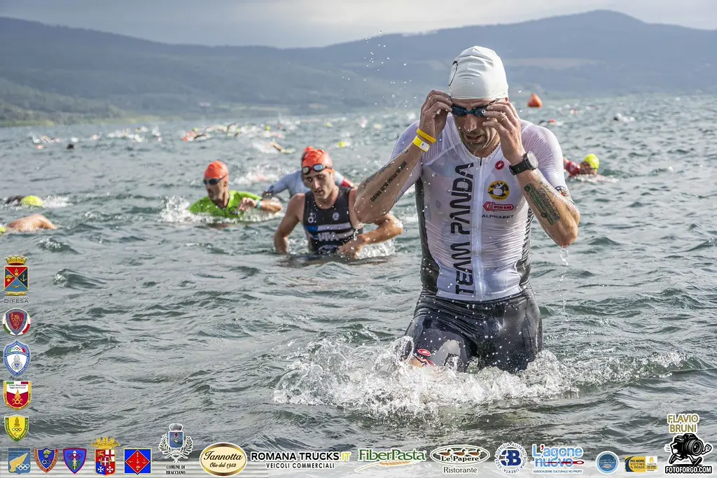 Atleta Team Panda esce dall'acqua dopo la frazione di nuoto in acque libere