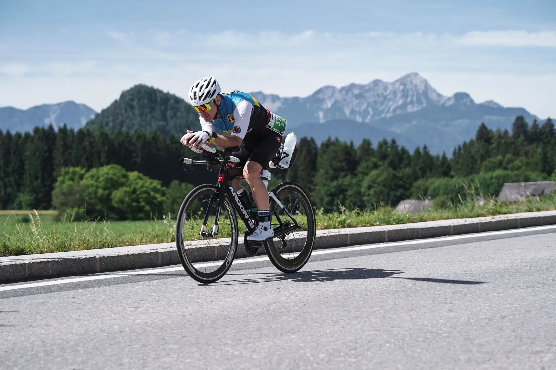 Atleta Team Panda in bicicletta su un percorso alpino