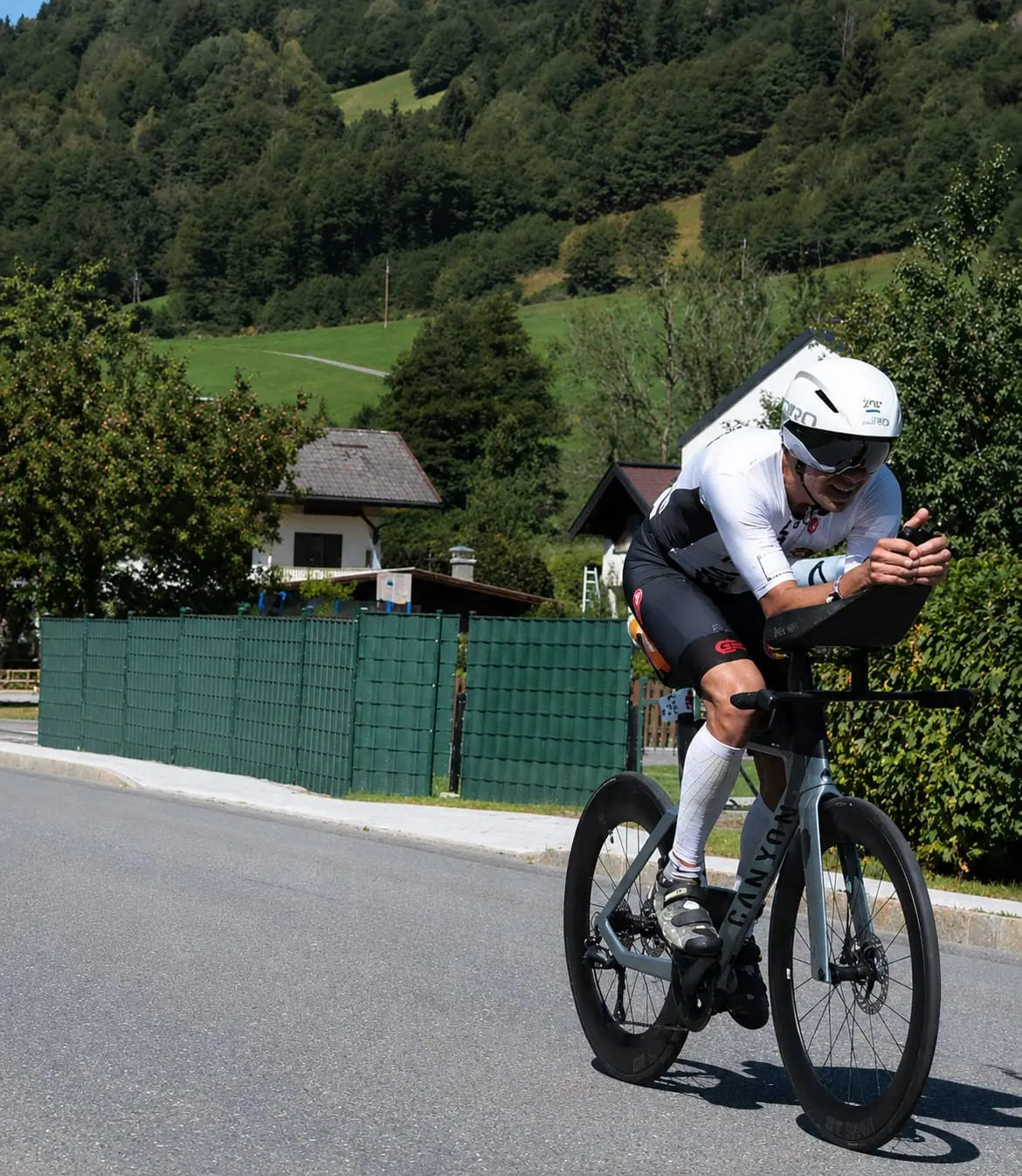 Dettaglio di una prova ciclistica Team Panda in posizione aerodinamica
