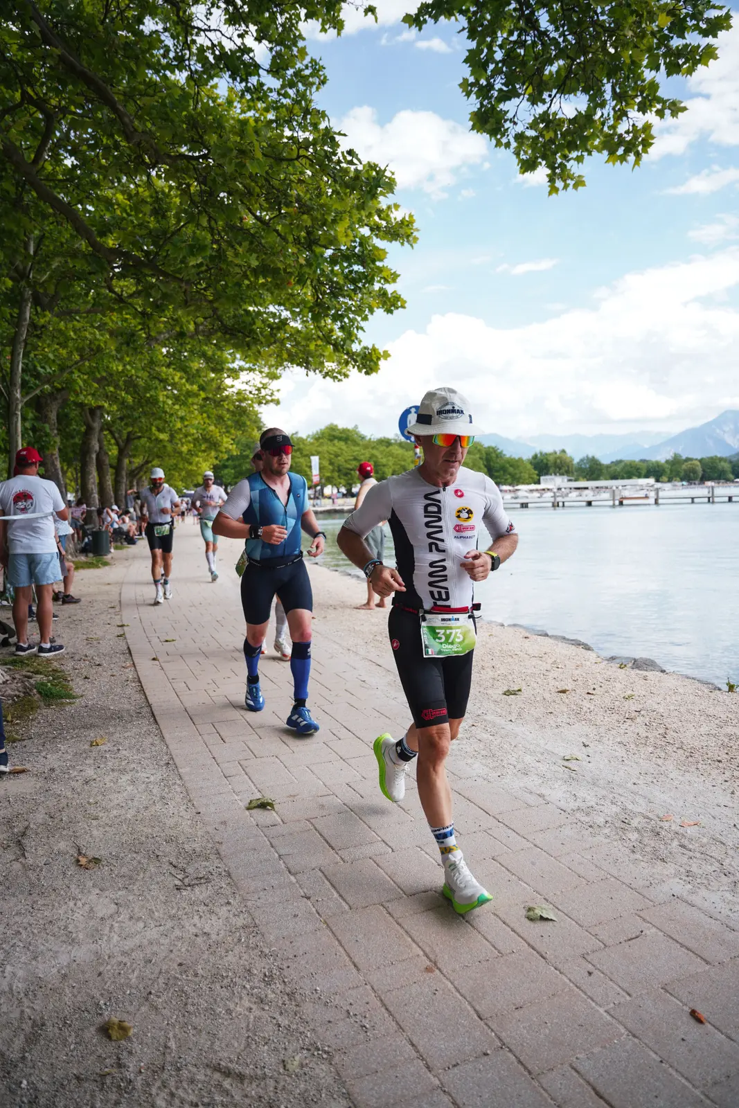 Atleta Team Panda durante la frazione di corsa lungo il lago