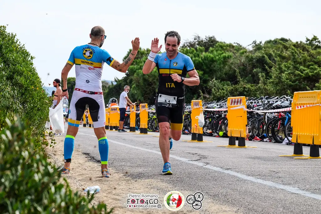 Due componenti del Team Panda si scambiano il cinque durante una gara