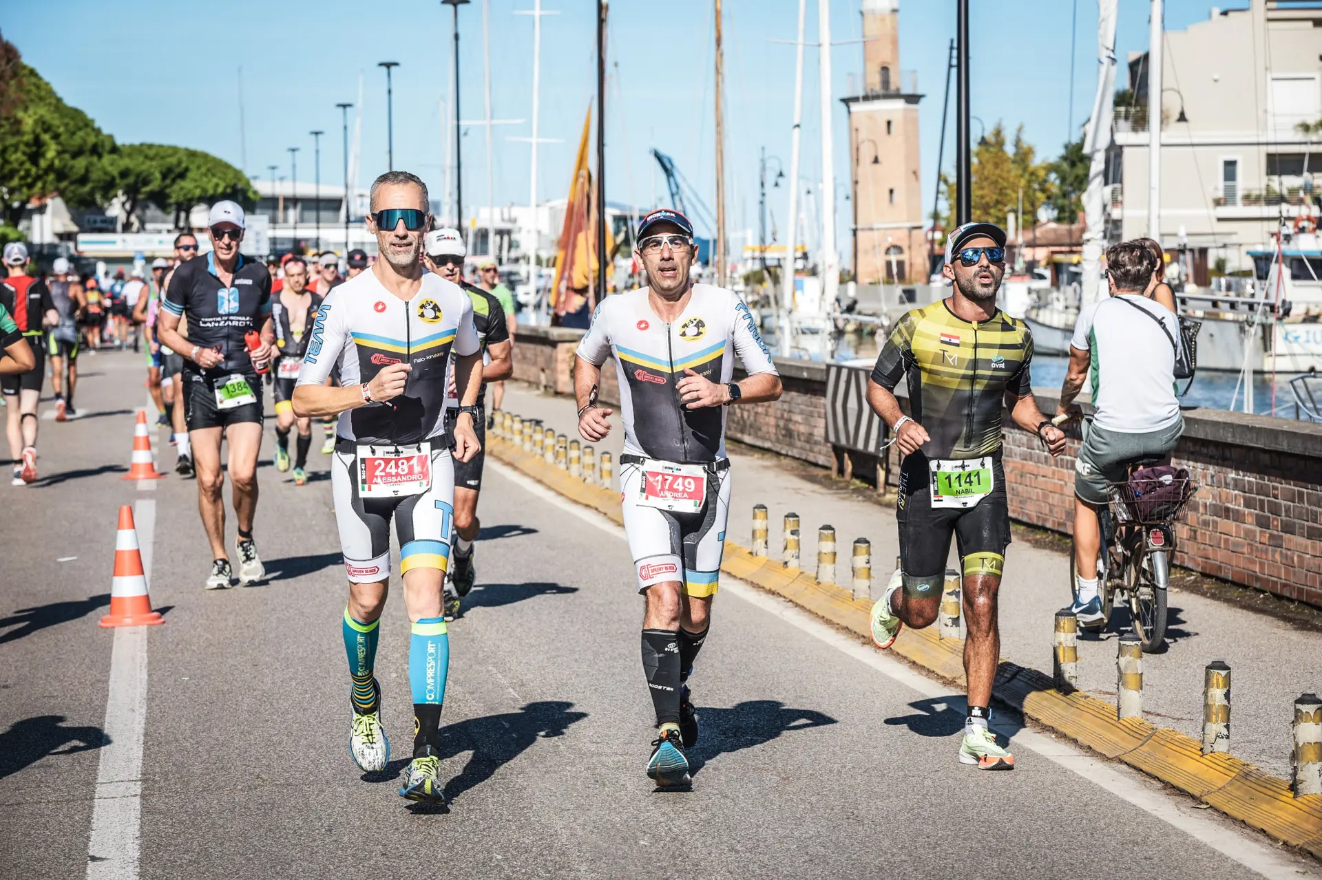 Gruppo Team Panda durante la corsa sul lungomare