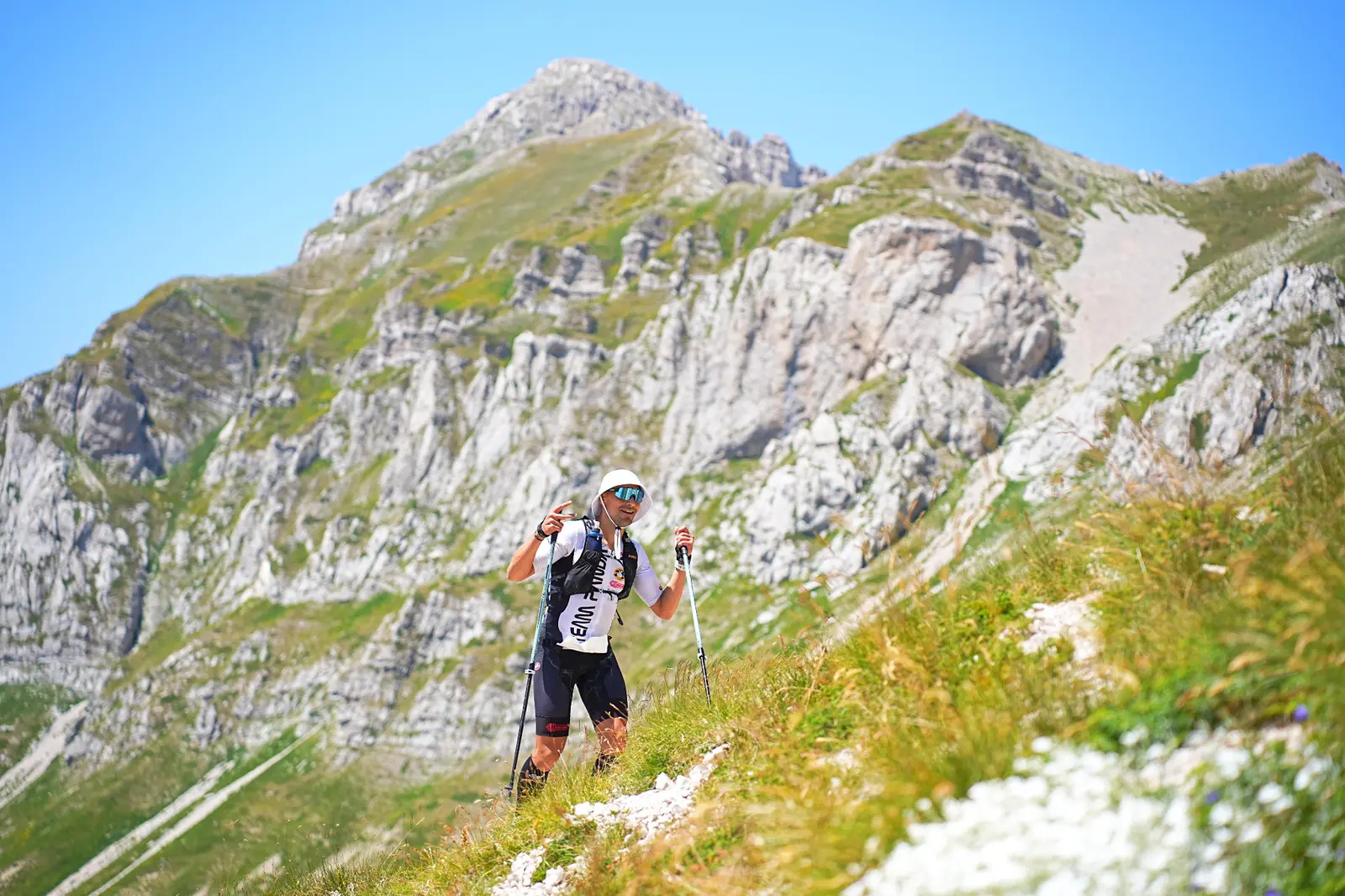 Avventura Team Panda su un sentiero di montagna